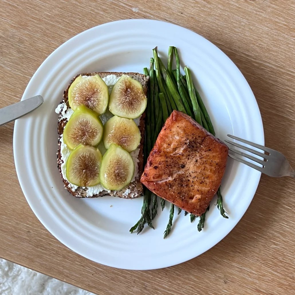 A light and delicious healthy meal! 🍞🍣 Fresh figs, grilled salmon and tender green asparagus, a perfect combination, making every bite full of nutrition