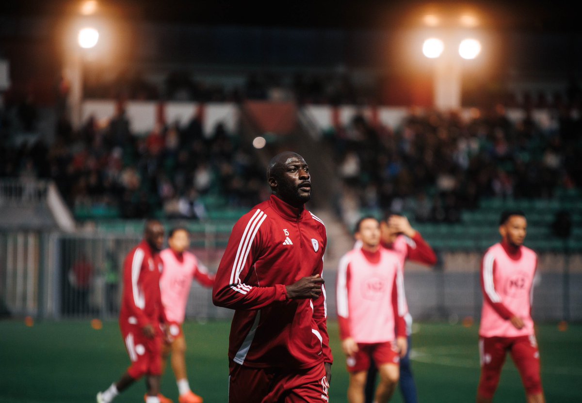 Hier soir c’était ma première aux abords du terrain pour un match de Foot et c’était en N2 ✅🏆 (thread)

AS Cannes - Le Puy

Entrée des joueurs et début de l’échauffement.