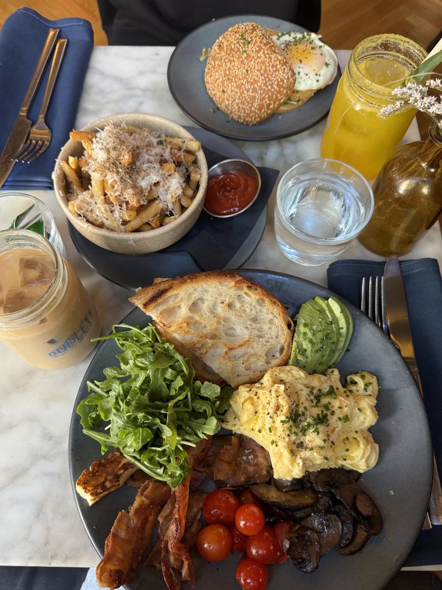 Carolyn_A's tweet photo. 🍳🥓 Fresh scrambled eggs, crispy bacon, toast and French fries, plus a glass of refreshing juice and coffee, full of energy! https://t.co/qYoRPfHgHd