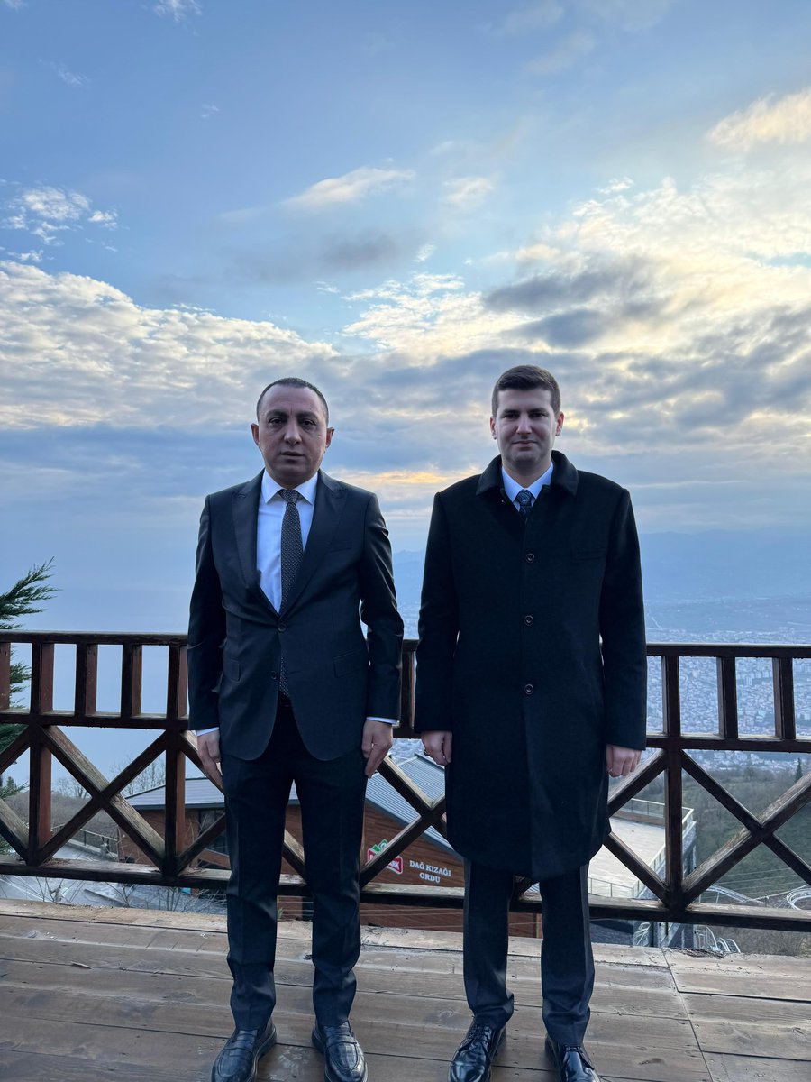 Beden ölür, çürür, cana bakın siz. 
Kim kiminle yürür, ona bakın siz. 

Bırakın dönsün dönme dolaplar, 
Haktan, Hakikatten yana bakın siz. 

📍Ordu