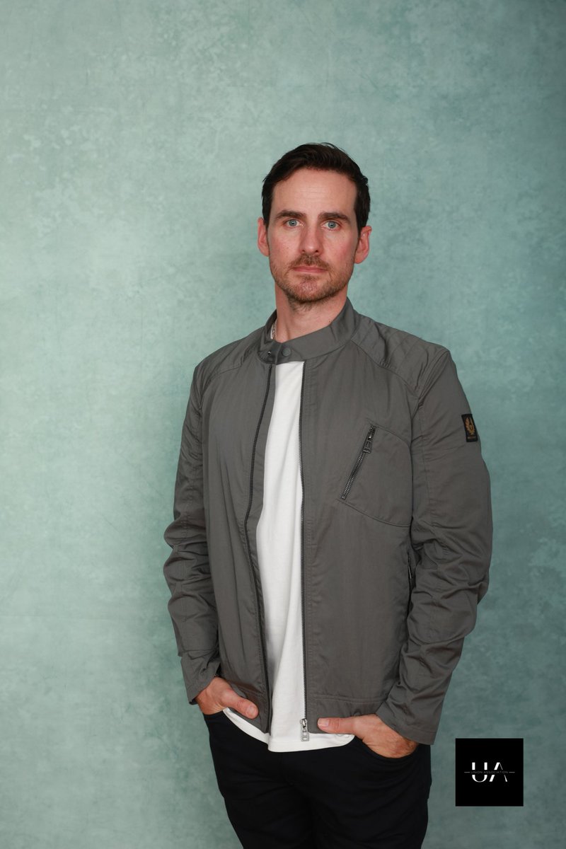 🇫🇷 Photo du jour : Colin lors de notre convention Once Upon A Time à Paris. Aujourd’hui c’est son anniversaire, nous lui souhaitons un joyeux anniversaire ! Nous avons hâte de retravailler avec lui pour notre deuxième convention Once Upon A Time qui aura lieu le 13 &amp; 14 Décembre