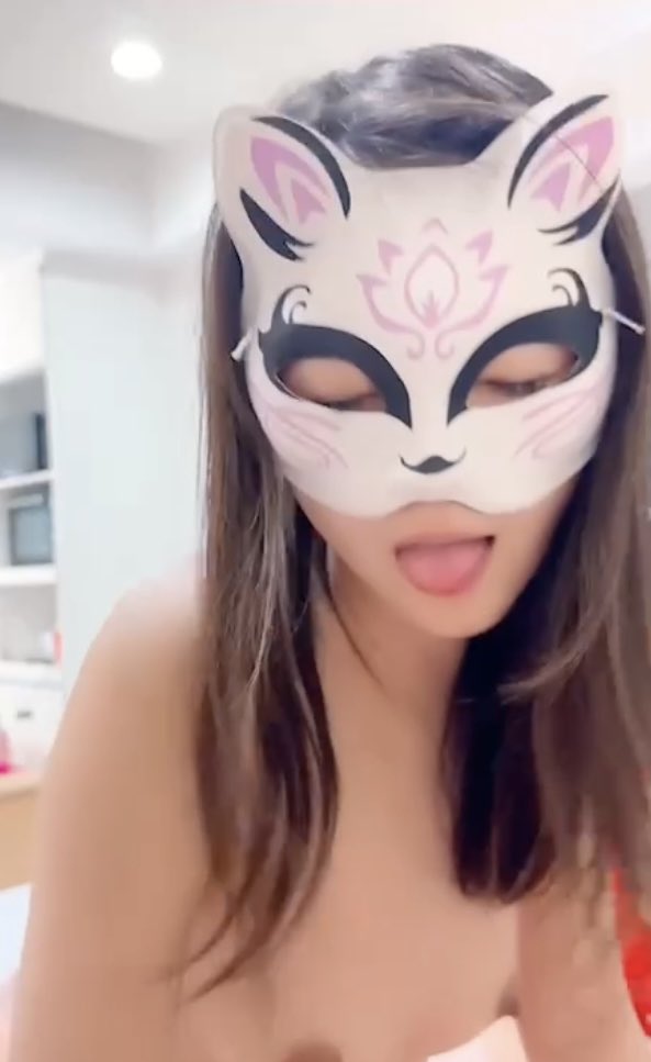 有的時候看自己的影片也會覺得超色的 https://t.co/59xVUPK9bM