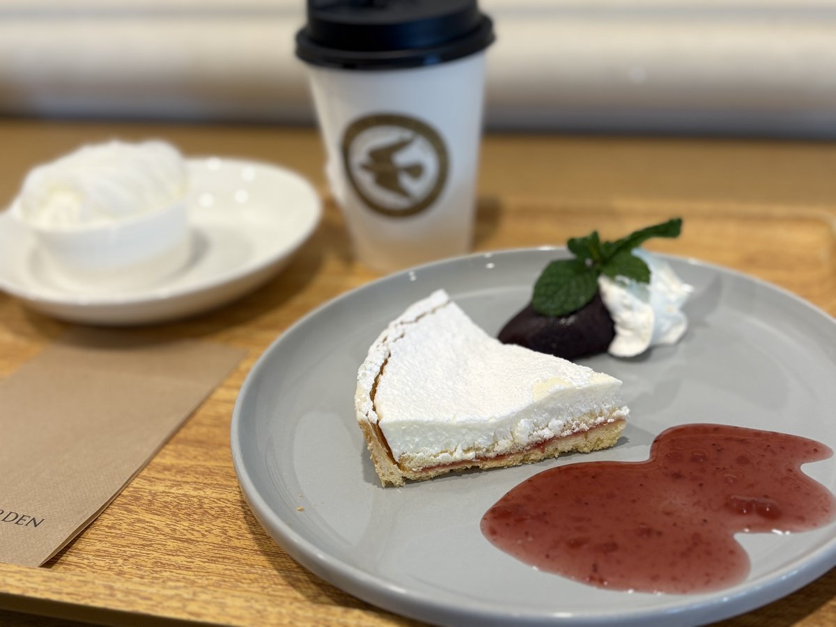 maymaymayme's tweet photo. 初ソラマチ行ってきた！！！！！！ご褒美チーズケーキ美味しい〜〜〜 https://t.co/jwJGcLi5A2