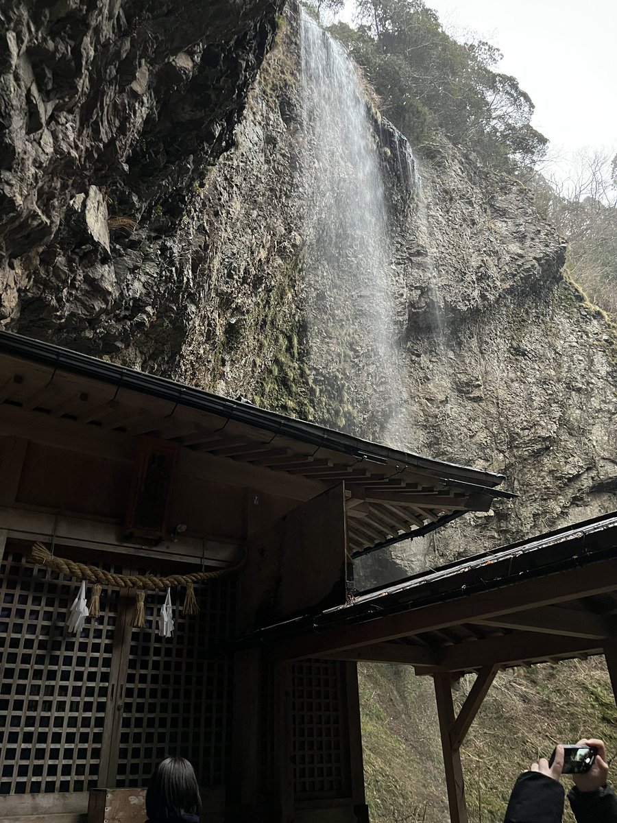 kazukiTC's tweet photo. 昨日は島後に行ってきました
ずっと行きたいと思ってた壇鏡の滝に行けました！
明日は最終出勤日になります
あっという間だった5ヶ月間でしたがお世話になった方にご挨拶してきたいと思います
#TOUCA #海士 #隠岐 https://t.co/feTMbSpvCk