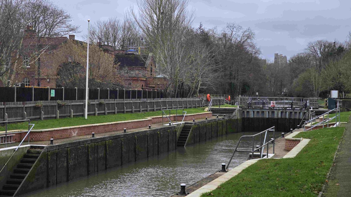 RomneyWeir's tweet photo. No traffic at my lock #RedBoards π₯ #Thames #boating #Windsor https://t.co/gz2CHM9CzQ