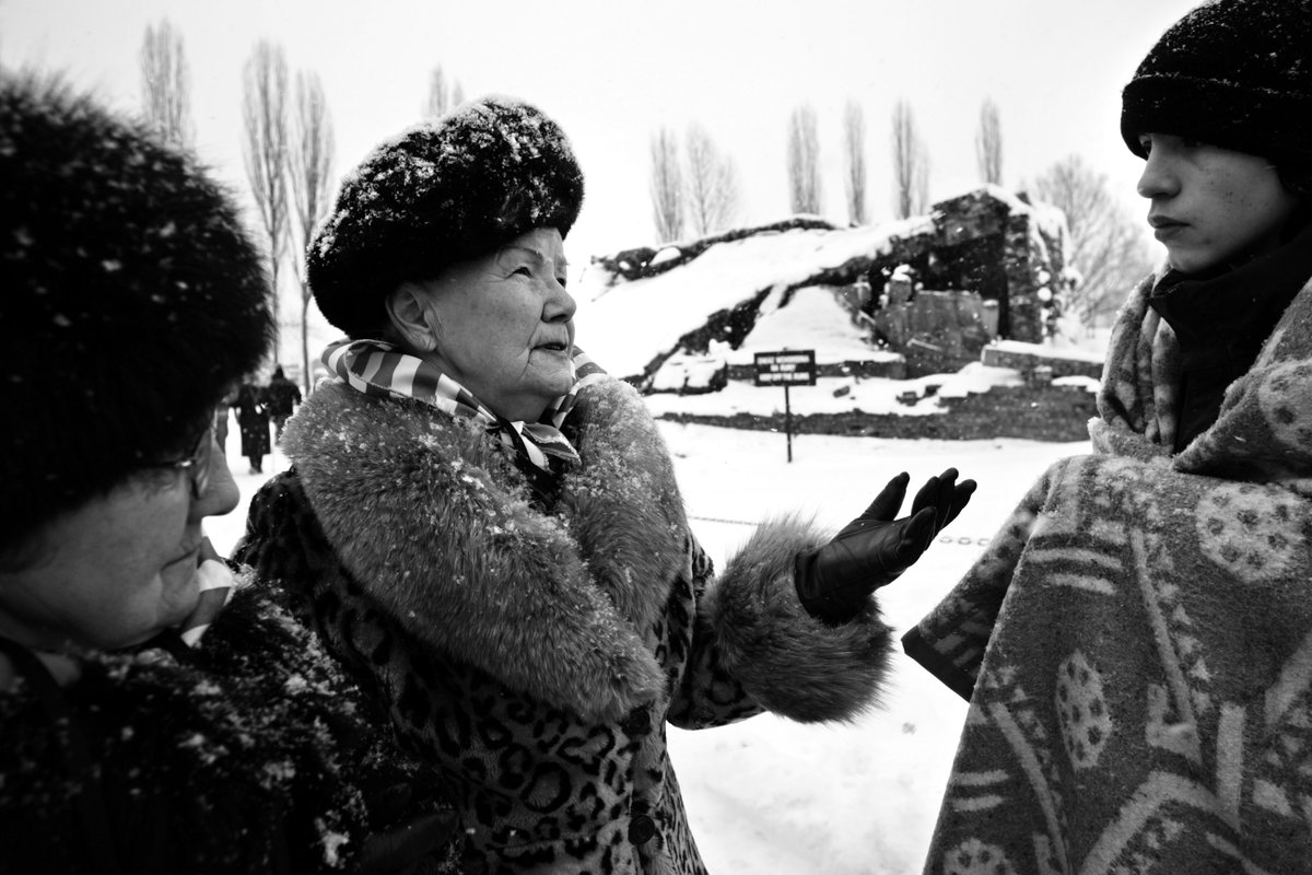 Überlebende von Auschwitz.

Was bestimmt unser Handeln mit dem Wissen von Massenmord, Holocaust, Naziverbrechen, Rassenlehre, Ideologie der Faschisten, Deportation und Weltkrieg heute?

Foto: #Auschwitz Birkenau vor ehemaligen Gaskammer 2005 © Mark Mühlhaus #otd