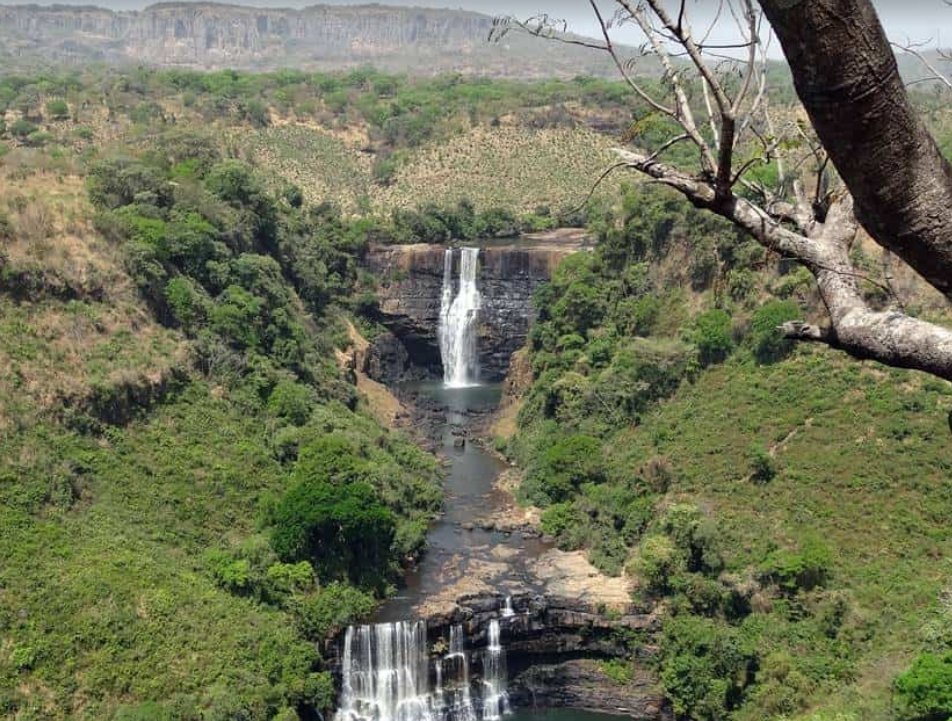 BokeBuzz's tweet photo. Les chutes du Fouta Djalon, surnommées le château d'eau de l'Afrique de l'Ouest, se trouvent au cœur des montagnes en Guinée. Avec des cascades atteignant jusqu'à 40 mètres de hauteur, elles sont la source des grands fleuves africains. #FoutaDjalon #Nature https://t.co/kJAlc9VJqw