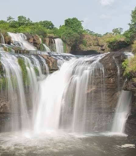 BokeBuzz's tweet photo. Les chutes du Fouta Djalon, surnommées le château d'eau de l'Afrique de l'Ouest, se trouvent au cœur des montagnes en Guinée. Avec des cascades atteignant jusqu'à 40 mètres de hauteur, elles sont la source des grands fleuves africains. #FoutaDjalon #Nature https://t.co/kJAlc9VJqw