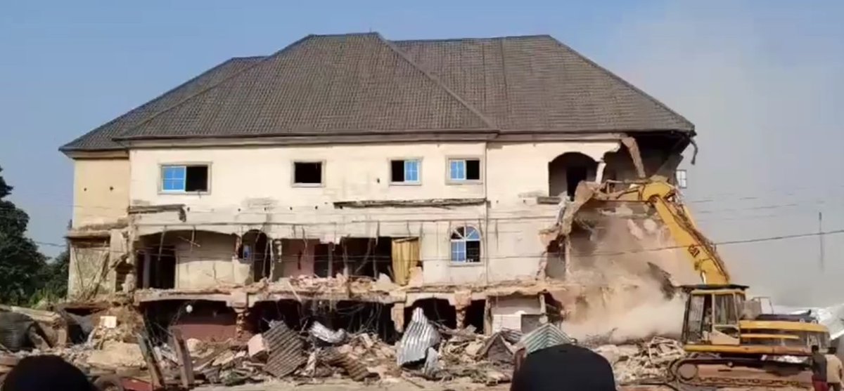 Naija_PR's tweet image. Anambra State Government demolishes a kidnappers' den disguised as a hotel with a shrine and over 30 partitioned graves on its top floor