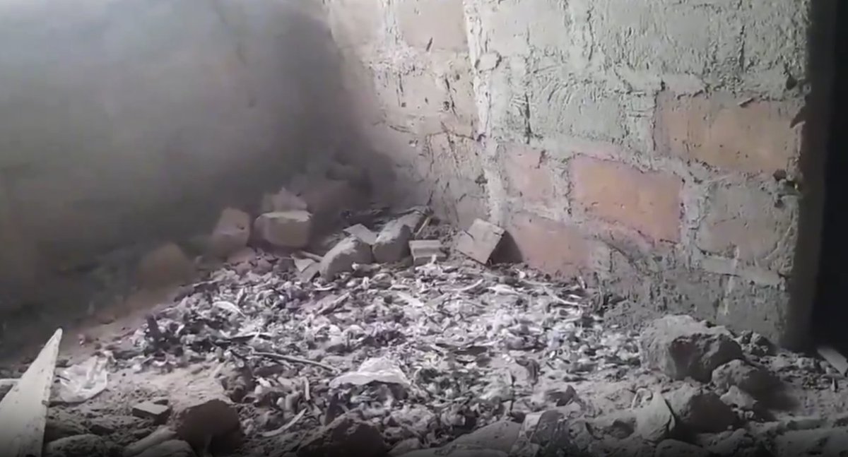 Naija_PR's tweet image. Anambra State Government demolishes a kidnappers' den disguised as a hotel with a shrine and over 30 partitioned graves on its top floor