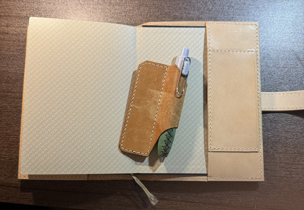 lucering_hikari's tweet photo. ほぼ日手帳A6カバーできました🫡

プロッシモと並べるとかわいいですぅ😍

ペンホルダーはプロッシモと同じものがさせる仕様にしました🤗 https://t.co/hYd8Ry5NXQ