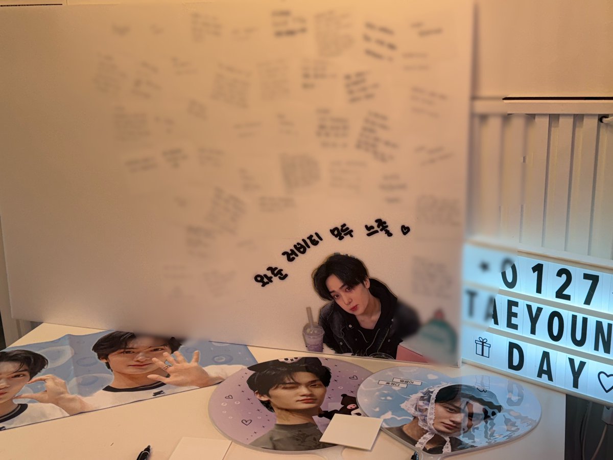 이 보드판에는 태영이의 생일을 축하해주는 메세지를 적어주시면 됩니다💖 모두 태영이에게 전달될 예정이니 예쁜 말 가득 적어주세요( ˶˙ᵕ˙˶ )