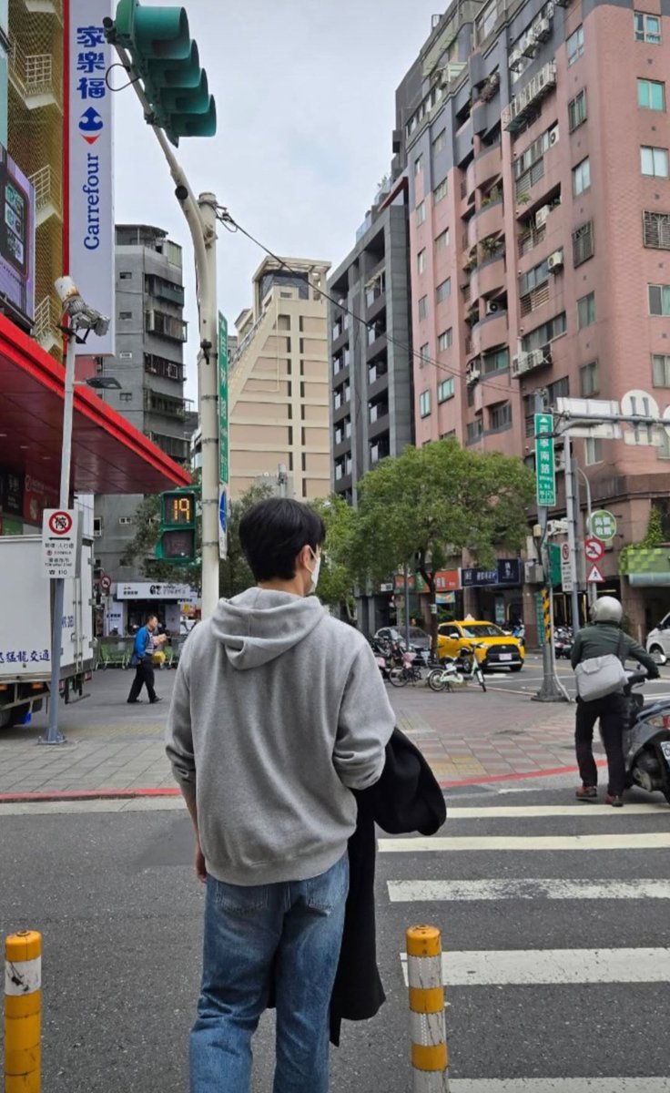 Hifirdub98's tweet image. Geng yataome lagi liburan kah? 
Diliat dari ig nya Demian sama Seungjun sepertinya lagi di Taiwan. 
Demian sama ibunya juga.

Salfok tulisan di lampion nya.
Trans : Gadis yang kami sukai saat itu hwaiting !😊
Udah kayak yataome ori, nerbangin lampion.
#sohnjeonghyuck #leeseungjun