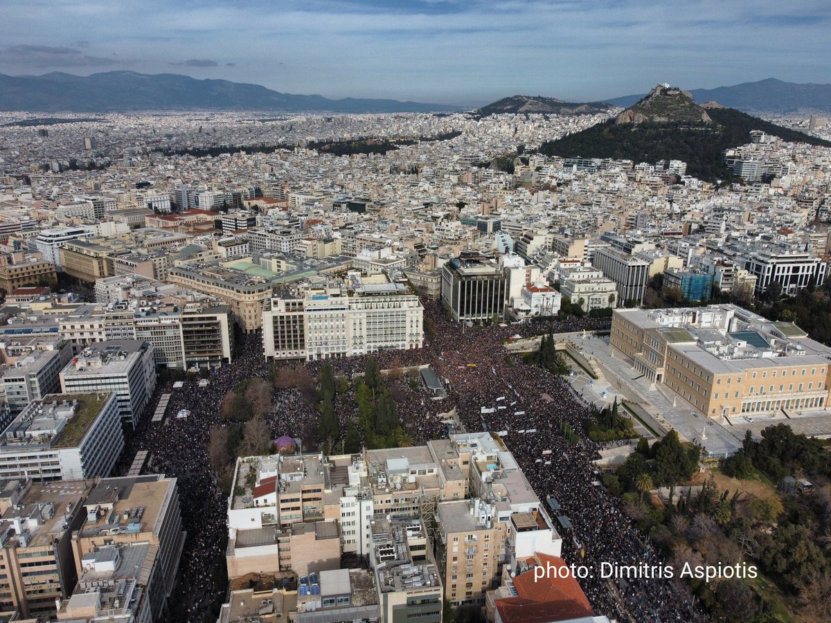 epocalibera's tweet image. Thousands rally now in front of the Greek Parliament during a protest organized by the families of the victims of  the Tempi train crash, demanding Justice and denounce the government that covers-up the truth.
#Δεν_Εχω_Οξυγονο #Τεμπη_συγκαλυψη #τεμπη_δικαιωση #Συνταγμα #Greece