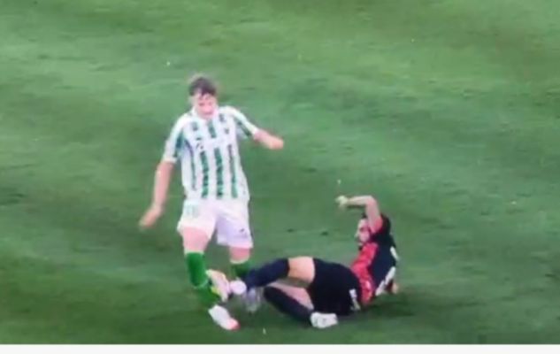Eres un sinvergüenza <a href="/Omarmascarell39/">Omar Mascarell</a> 20 años tiene el chaval y esta imagen es la de tu frustración por ver como alguien con talento te supera. Si de verdad te crees profesional juega al fútbol y no a la lucha libre.