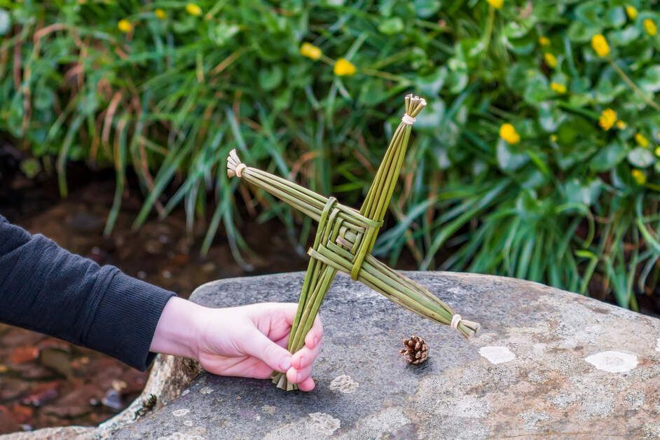 🕯️St. Brigid’s Cross 🌾  
On her feast day, making crosses from rushes is a cherished tradition. 🛡️ Believed to protect homes they’re a blessing for hearth and home. 🏠  Discover more here bit.ly/406QAqo
#BirthplaceofBrigid #VisitLouth 
📸  tourism Ireland Gareth Wray