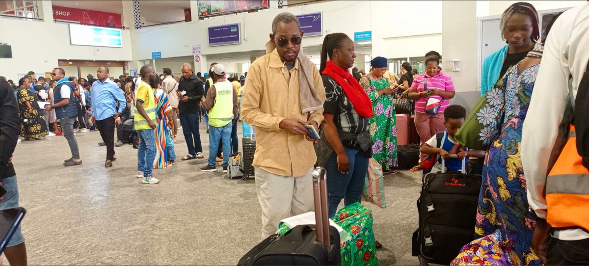Abanye-Congo babarirwa mu magana bakomeje kwambuka umupaka bahungira mu Rwanda.

Bari kwinjira muri <a href="/RubavuDistrict/">Rubavu District</a> bakoresheje umupaka munini uhuza Goma na Gisenyi, mu gihe umupaka muto umaze gufungwa ku ruhande rwa Repuburika ya Demokarasi ya Congo.

M23 yateguje gufata Goma.