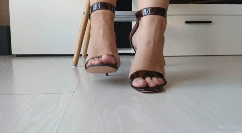 DazeOrg's tweet photo. https://t.co/4zqQlZWoOT #toes #sandals #Heels #footfetish #feetfetish #tapping #heeltapping #toetap #toetapping #toecleavage #archedfeet #giantess #foot #feet https://t.co/saUYtTCbjW