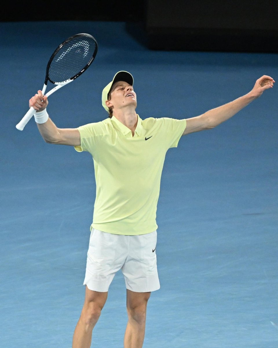 Un grande Jannik #Sinner trionfa agli #AusOpen 2025, difendendo il titolo conquistato l’anno scorso. Terzo Slam per lui che, non solo arricchisce il suo palmarès personale, ma rappresenta anche un motivo di grande orgoglio per l’Italia.
Bravissimo 👏🏻 🇮🇹