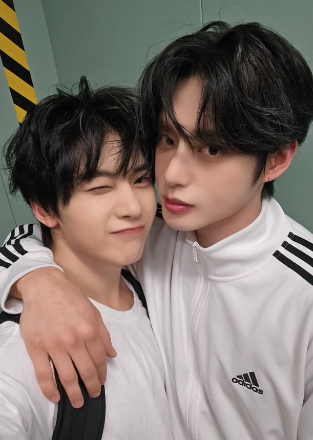 AboutMusicYT's tweet photo. ZEROBASEONE's Matthew and Jiwoong are close in newly shared photo. https://t.co/7zodUD1scp