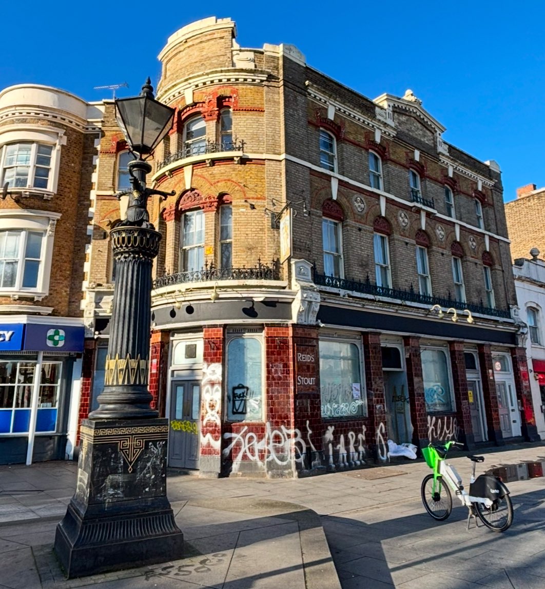 LondonPubMap's tweet photo. I came across this Grade II listed boozer on my crawl yesterday. The White Hart was built in 1870, closed in 2020. Outside is a Grade II listed Victorian ventilating pipe to a former public khazi. 
#newcross #deadpub https://t.co/K7p5vkN34g