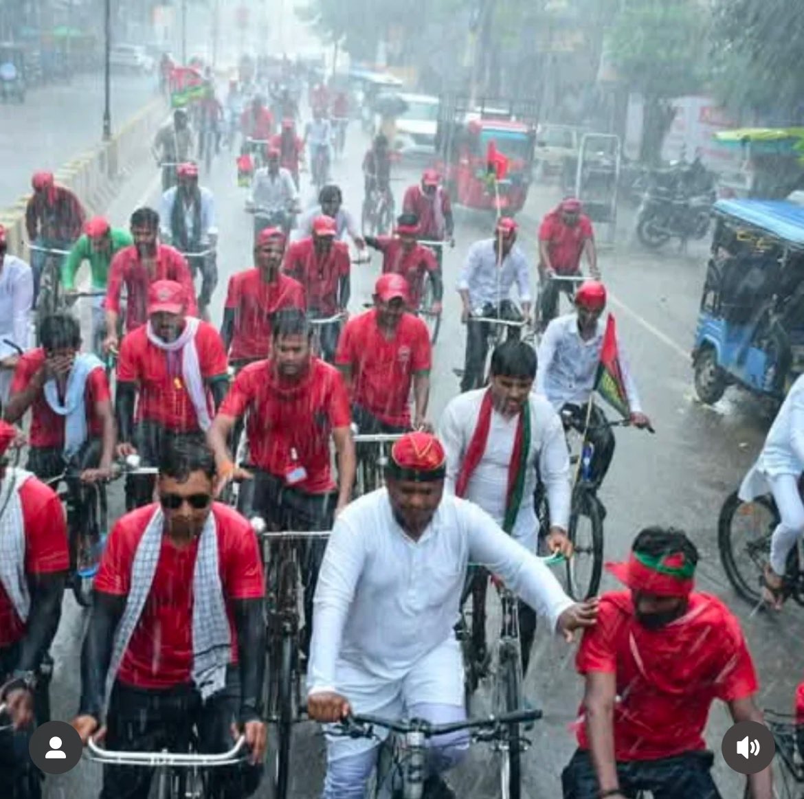 Dr. Laxman Yadav (@drlaxman_yadav) on Twitter photo विचारों में समर्पित सच्चे समाजवादी, जज़्बातों में जुनूनी क्रांतिकारी ख़्याल वाले, सामाजिक न्याय की संघर्षरत नई पीढ़ी की एक अग्रणी शख़्सियत, सार्वजनिक जीवन से लेकर निजी स्तर पर बेहद मानवीय संवेदनशीलता से लबरेज़ <a href="/AbhishekA2Y/">Abhishek Yadav</a> का जन्मदिन है आज. आप भी बधाई दें.
अभिषेक से तक़रीबन डेढ़ विचारों में समर्पित सच्चे समाजवादी, जज़्बातों में जुनूनी क्रांतिकारी ख़्याल वाले, सामाजिक न्याय की संघर्षरत नई पीढ़ी की एक अग्रणी शख़्सियत, सार्वजनिक जीवन से लेकर निजी स्तर पर बेहद मानवीय संवेदनशीलता से लबरेज़ <a href="/AbhishekA2Y/">Abhishek Yadav</a> का जन्मदिन है आज. आप भी बधाई दें.
अभिषेक से तक़रीबन डेढ़