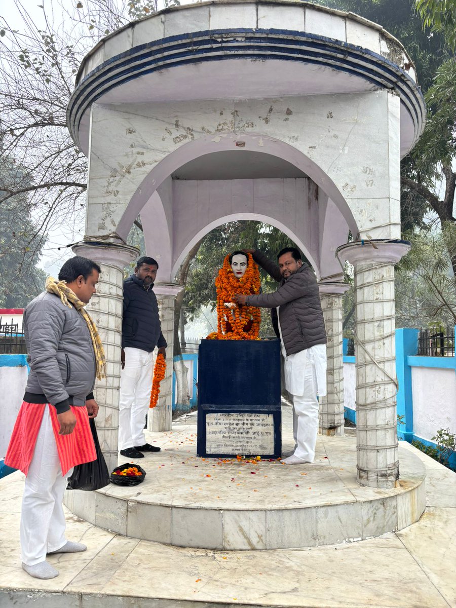 AfsalShaan6108's tweet photo. आज 76वे गणतंत्र दिवस के अवसर युवजन सभा कार्यालय पर टीम के साथ ध्वजारोहण किया तथा संविधान निर्माता डॉक्टर भीम राव अंबेडकर जी की प्रतिमा पर माल्यार्पण किया
@yasarshah_SP @yadavakhilesh @JyotiDevSpeaks https://t.co/84hVugoVfO