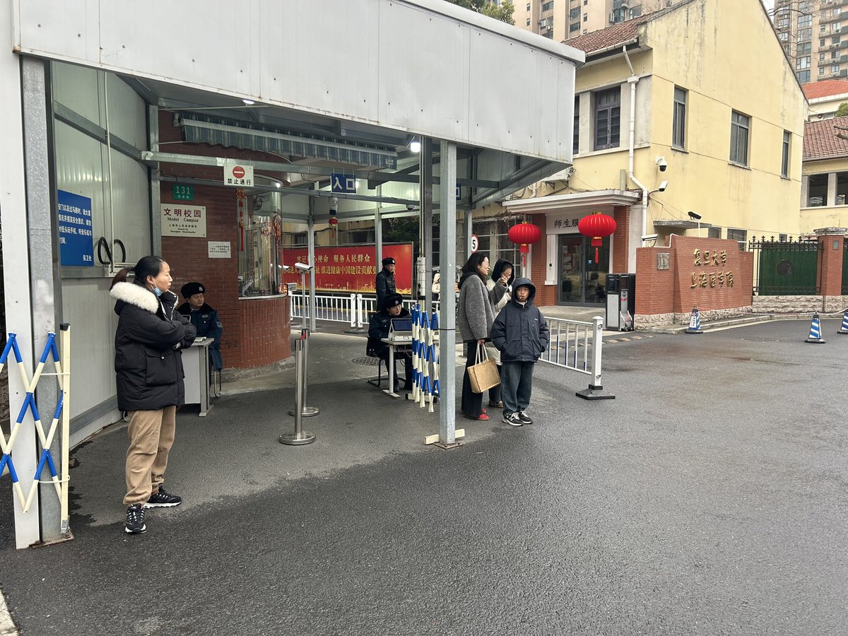 LiouRoger's tweet photo. 全世界的大学都是对公众开放的，上海的包容和开放，算国内的天花板了。复旦大学上海医学院，一般人不允许进。要有邀请码，提前一天报备。
一场疫情，一切都回不去了！👎
狗屎💩 https://t.co/pa8gmbdeEv