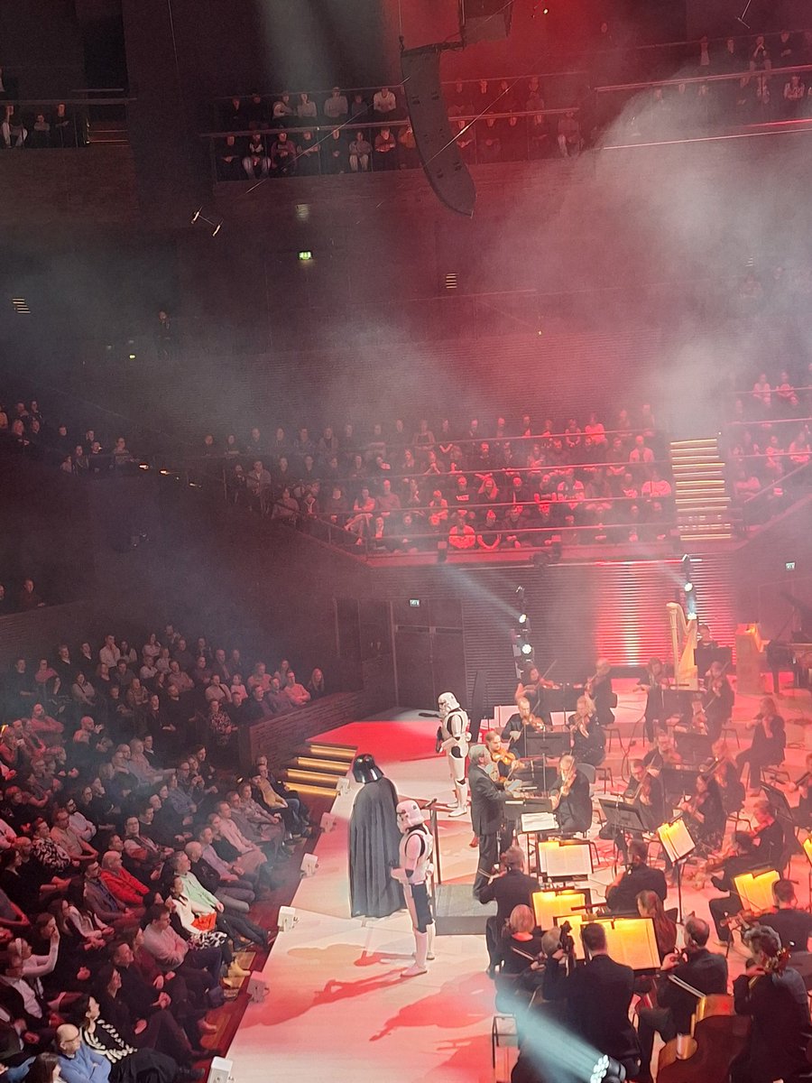 jaanakorppi's tweet image. #menovinkki Star Wars lisäkonsertti 12.4. Musiikkitalolla,  Eilisen perusteella vahva suositus.

Vantaan viihdeorkesteri soi ylimaallisesti kapunsa Nick Daviesin johdolla, Timo  Vuorensola juonsi ja tuttuja hahmoja oli niin lavalla, lämpiössä kuin yleisössä.