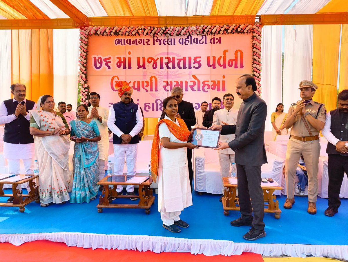 CDHOBhavnagar's tweet photo. ભાવનગર જિલ્લા કક્ષાના ૭૬ મા પ્રજાસતાક 
પર્વની સિહોર ખાતે રંગેચંગે શાનદાર ઊજવણી તથા આરોગ્યના અધિકારીશ્રી કર્મચારીઓના ઉત્કૃષ્ટ યોગદાન અને કામગીરી બદલ માન. શિક્ષણ મંત્રીશ્રી, માન. કલેકટરશ્રી અને સી.ડી.એચ.ઓ સાહેબશ્રીની પ્રેરક ઉપસ્થિતિમાં પ્રશસ્તિ પત્ર અને એવોર્ડ એનાયત કરવામાં આવ્યા. https://t.co/NKQn84hLyh