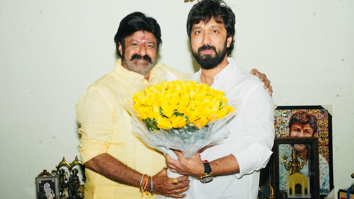ఇటు ప్రేక్షకుల హృదయాలను,
అటు ప్రభుత్వ సత్కారాలను కొల్లగొట్టిన మా "డాకూ మహారాజ్"...పద్మభూషణ్ నందమూరి బాలకృష్ణ గారికి శుభాభినందనలు! ❤️❤️
#DaakuMaharaaj #PadmaBhushanNBK