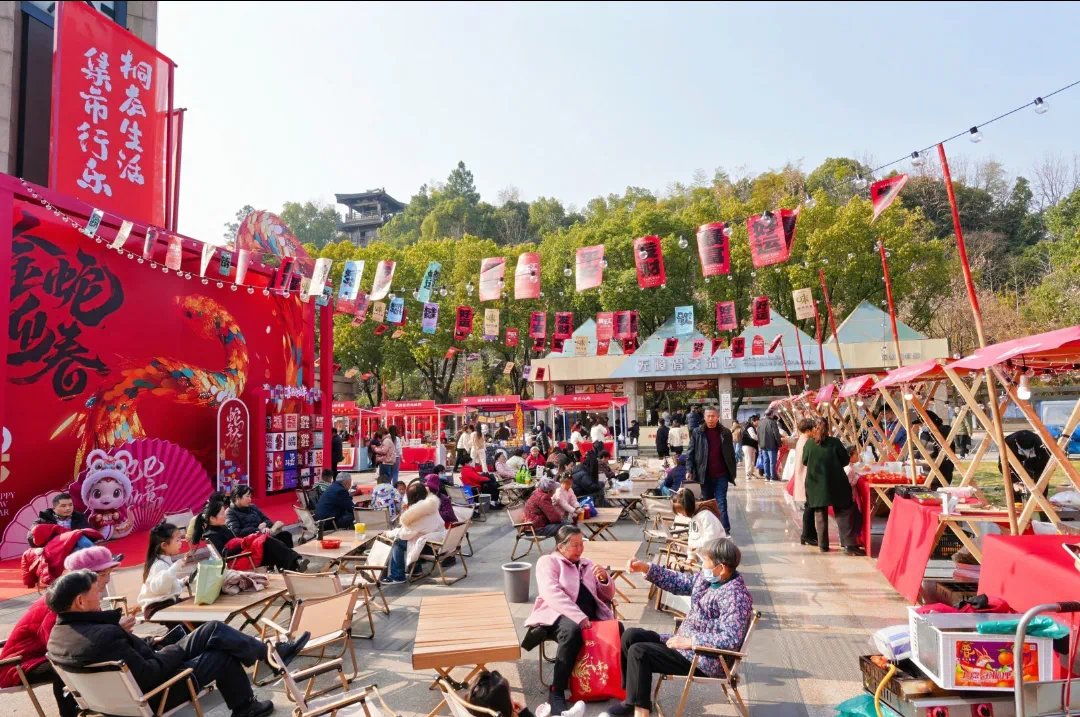 TongluFeel's tweet photo. Discover the festive spirit of #Tonglu during the 1st intangible Heritage #SpringFestival! 🎉🏮 Explore the TongleHui Life #Market, filled with #traditionalcrafts &amp; #localdelicacies.  Don't miss the opportunity and experience the festive joy and cultural richness! #TravelinTonglu https://t.co/zbJ6I3prqs