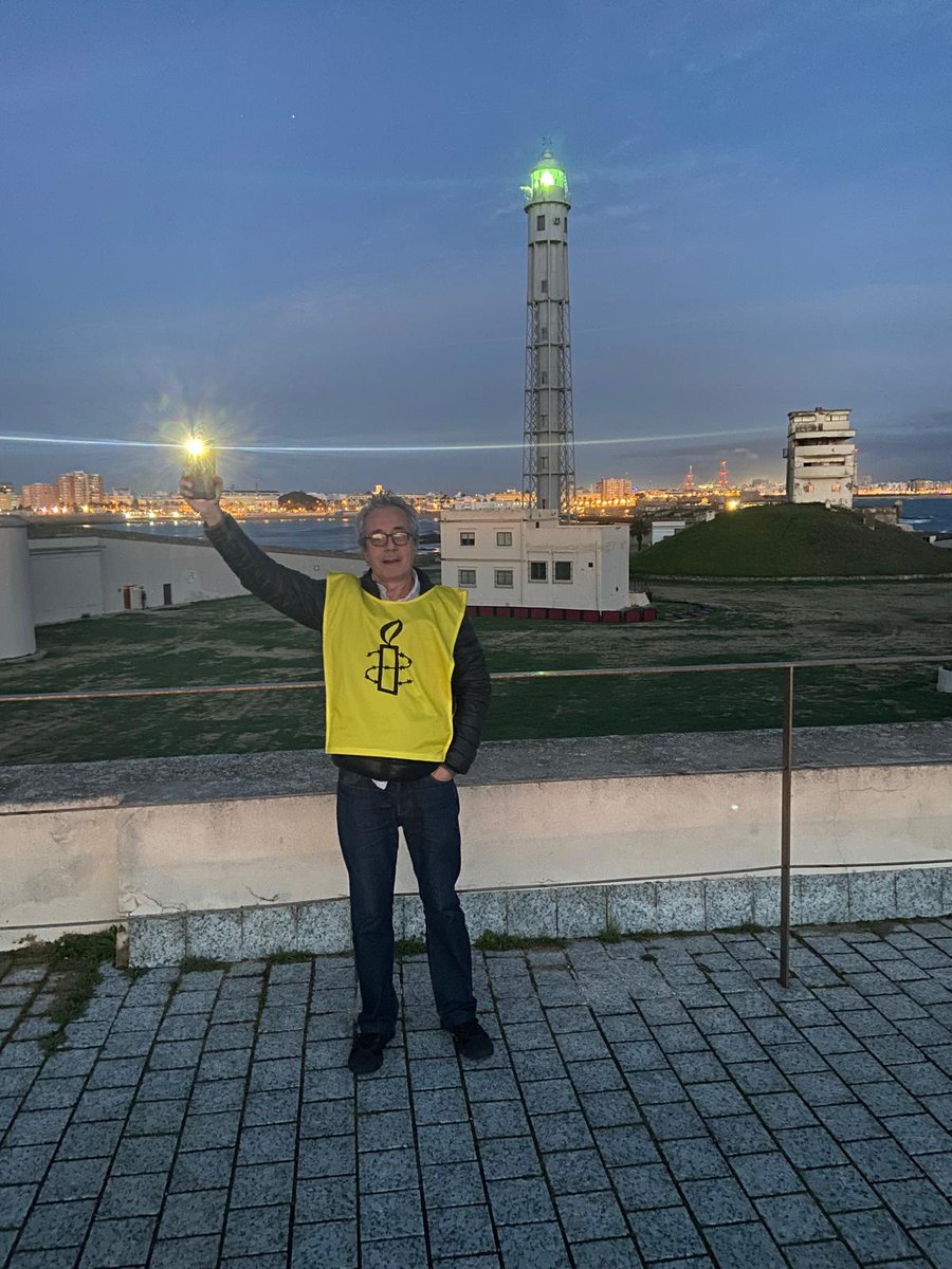 Amnistía Andalucía (@aiandalucia) on Twitter photo Activistas de #Cadiz participaron en el encendido de torres y atalayas para denunciar las vulneraciones de derechos que sufren las personas migrantes. #DerechosOnFire! #Encesa2025 <a href="/amnistiaespana/">Amnistía Internacional España</a> Activistas de #Cadiz participaron en el encendido de torres y atalayas para denunciar las vulneraciones de derechos que sufren las personas migrantes. #DerechosOnFire! #Encesa2025 <a href="/amnistiaespana/">Amnistía Internacional España</a>
