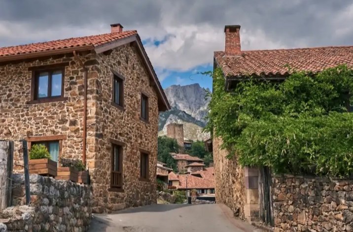 pepegarciaex's tweet photo. Los pueblos más bonitos de Cantabria:
- MOGROVEJO: encanto medieval a los pies de los Picos de Europa
- CARMONA: barrios entre montañas
- POTES: cocido y vistas en el corazón de Liébana
- LIÉRGANES: historia, leyendas y churros con chocolate 📷🙋🏾‍♂️⬇️ https://t.co/XNPoXSnI2r