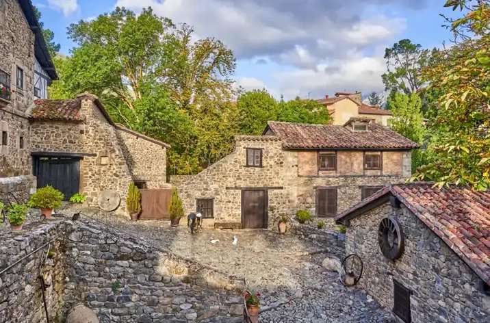 pepegarciaex's tweet photo. Los pueblos más bonitos de Cantabria:
- MOGROVEJO: encanto medieval a los pies de los Picos de Europa
- CARMONA: barrios entre montañas
- POTES: cocido y vistas en el corazón de Liébana
- LIÉRGANES: historia, leyendas y churros con chocolate 📷🙋🏾‍♂️⬇️ https://t.co/XNPoXSnI2r