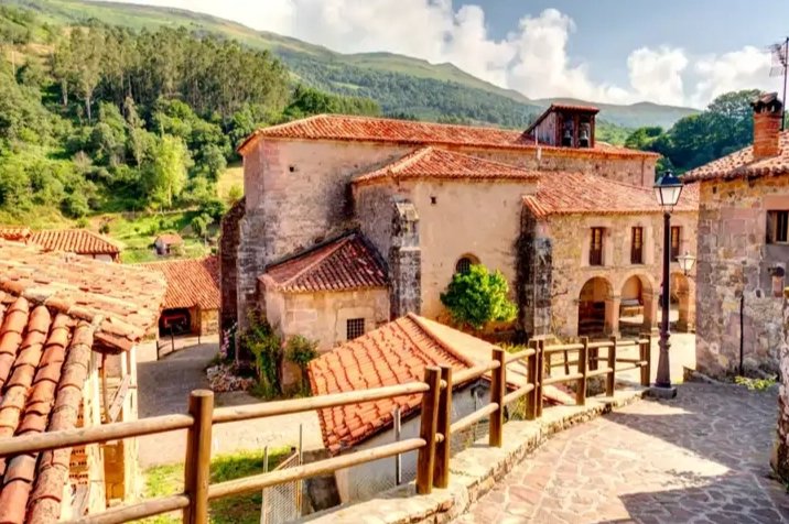 pepegarciaex's tweet photo. Los pueblos más bonitos de Cantabria:
- MOGROVEJO: encanto medieval a los pies de los Picos de Europa
- CARMONA: barrios entre montañas
- POTES: cocido y vistas en el corazón de Liébana
- LIÉRGANES: historia, leyendas y churros con chocolate 📷🙋🏾‍♂️⬇️ https://t.co/XNPoXSnI2r