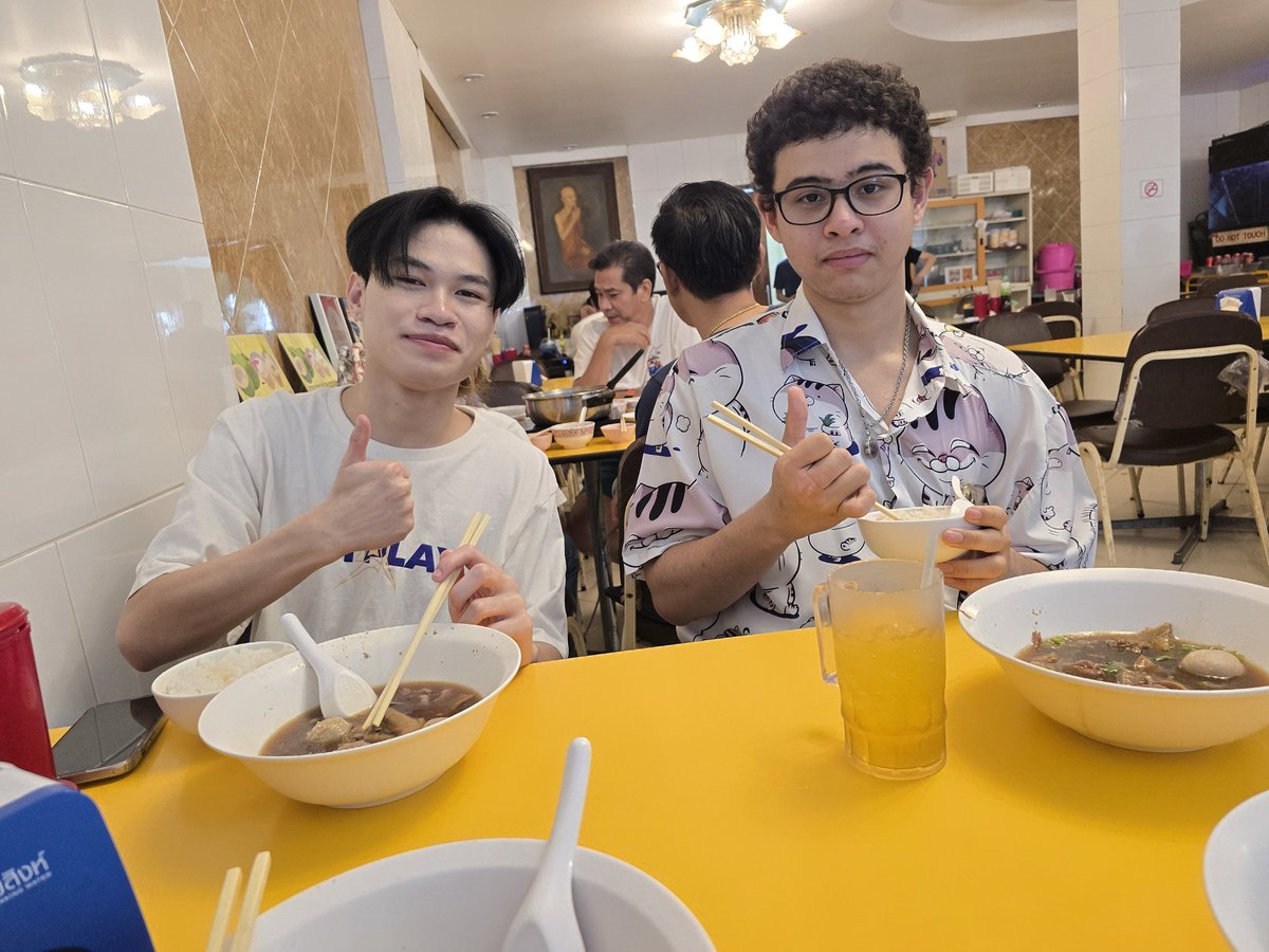 kogesports_th's tweet photo. คู่หูคู่ใหม่ #PuBo
วันนี้ก่อนไปงาน Fan Meet ทีมเพื่อนบ้าน แวะกินร้านเด็ดซักหน่อย
#วัฒนาพาณิช #ตำนานเนื้อตุ๋นเอกมัย
#วันนี้เคโอจีกินอะไร https://t.co/MlmTUx6feY