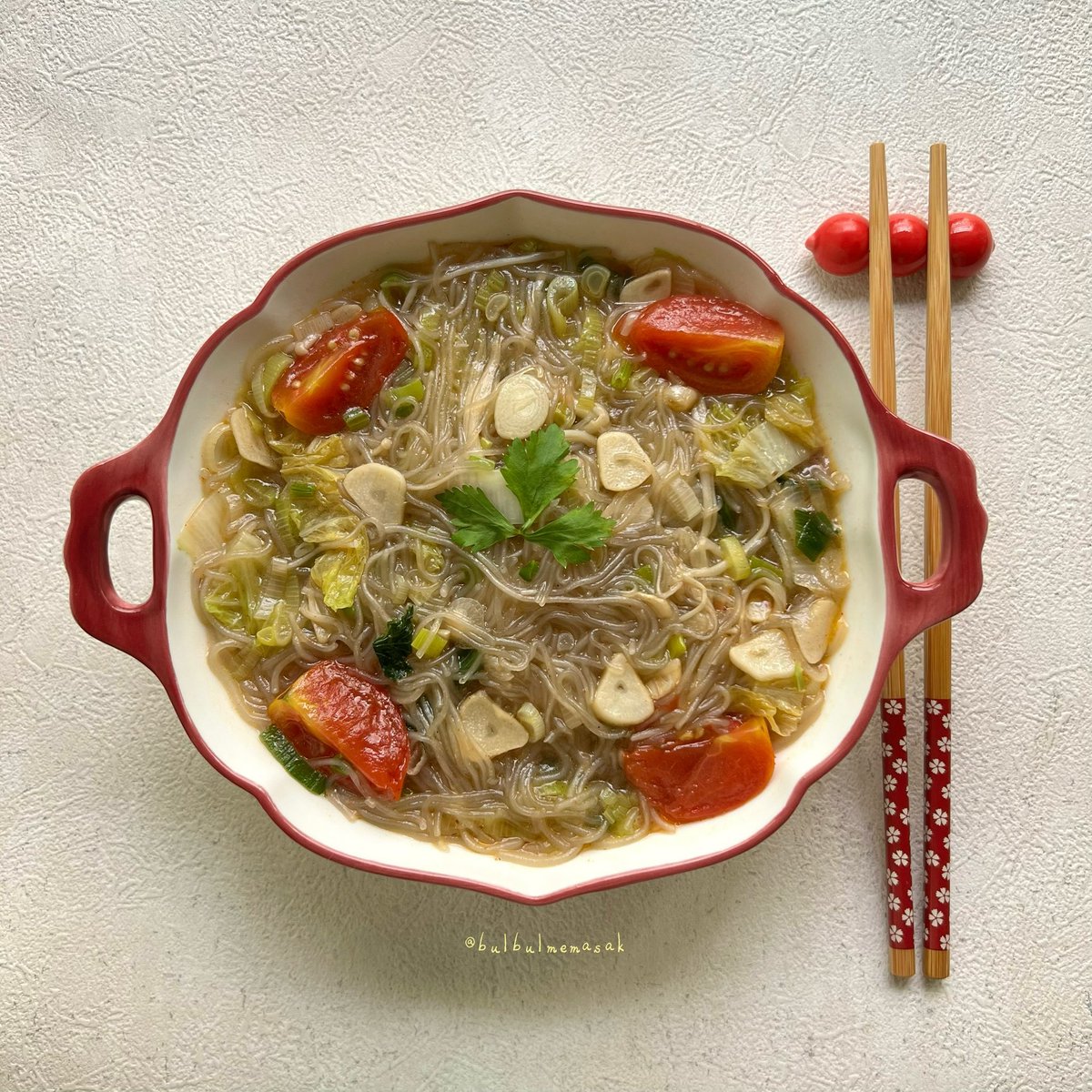 bulbulkiroku's tweet photo. #WeekendBerkuah siang ini spesial banget! Bikin mie kuah lethek ala rumah pakai stok mie lethek dari Klapajiwo. Tambah sawi putih, jamur enoki, plus tomat biar makin segar. Sederhana, tapi rasanya ngangenin banget! Ada yang doyan mie lethek juga? 🍜ヾ(˃̶᷄‧̫ ˂̶᷅๑ ) https://t.co/gef1M7mQbw