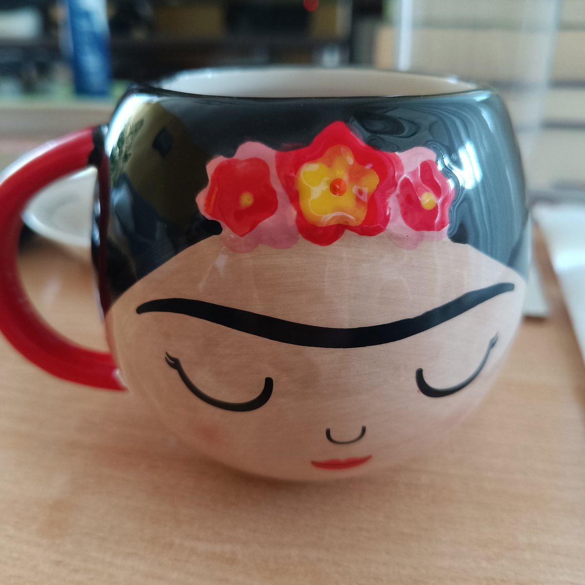 BastasicD's tweet image. Vani pjevaju ptičice 🐦u siječnju. Dobro vam južno jutro 🤕 
Kavica iz nove šalice ,poklon @sanbartolovic ☕ #Frida 🖌️🎨