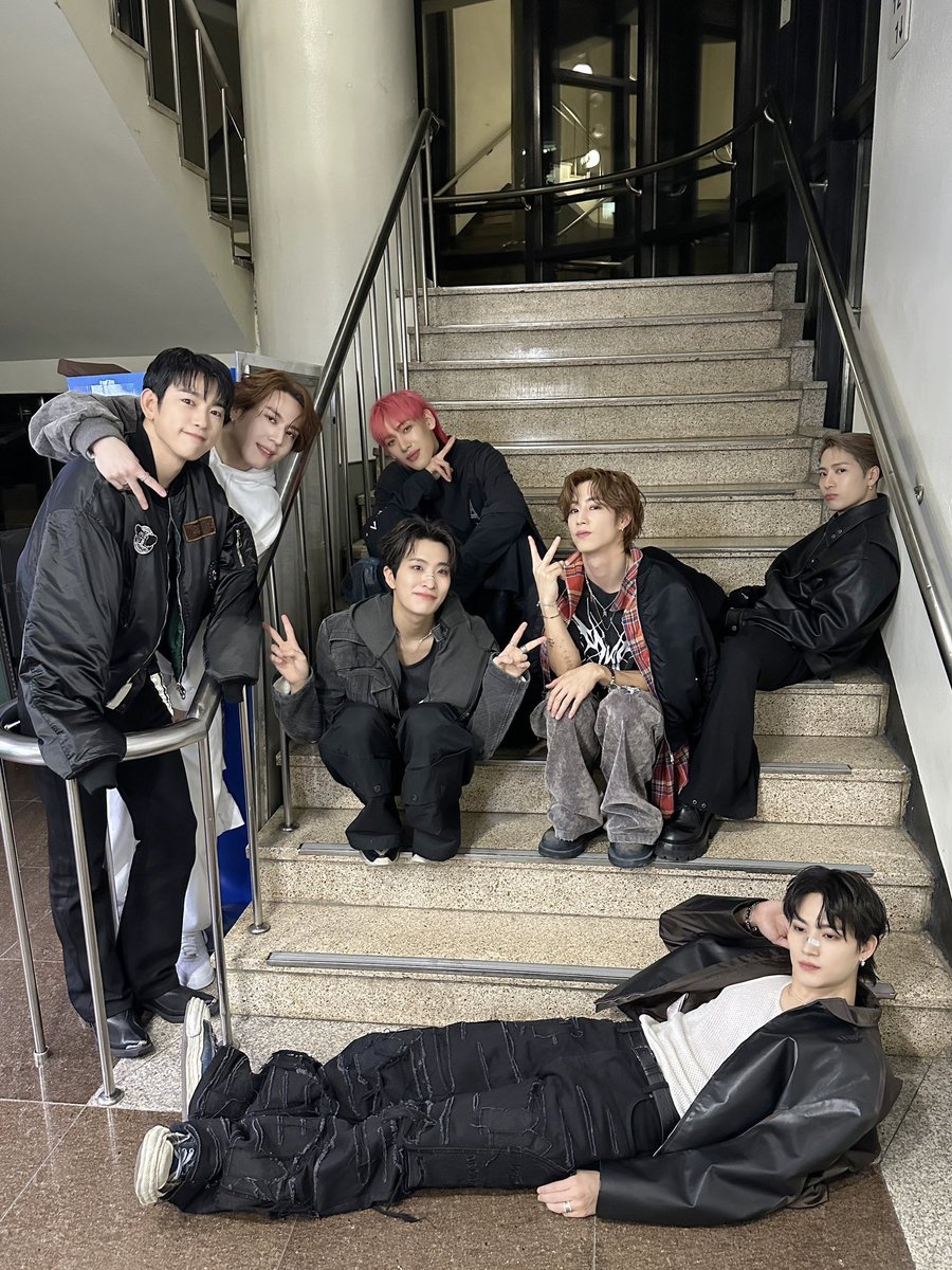 tongshott's tweet photo. จบโปรโมทคัมนี้แล้วอ่ะ ช่วงเวลาแห่งความสุขผ่านไปไวเสมอ ขอบคุณ got7 ที่เสิร์ฟขนาดนี้ สมการรอคอยที่สุด ขอบคุณที่ทำงานหนักมาตลอด ต่อจากนี้ขอให้แข็งแรงไม่เจ็บป่วยกันทุกคนเลยน้า ยังเหลือคอนเสิร์ตอีก 3 วันทำให้เต็มที่กันไปเลย🙌🏻 เพราะโลกนี้มี got7 อกซเลยเป็นคนที่มีความสุขที่สุด💚

#GOT7 @GOT7Official 
#GOT7_PYTHON
#GOT7_WINTER_HEPTAGON