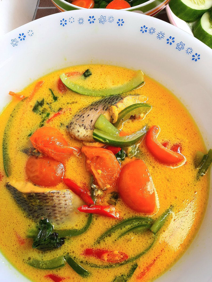 _serealiaa's tweet photo. Masakanku untuk #WeekendBerkuah siang ini ada kuah santan dan kuah bening. Tinggal pilih aja mau yang mana xixixi 🙏🏻🤗🥰☺️
📷 Ikan nila kuah santan, bening kelor dan wortel, sambal terong hijau, dan tahu goreng 🍃👩🏻🍳 https://t.co/INbOi7B7Wn