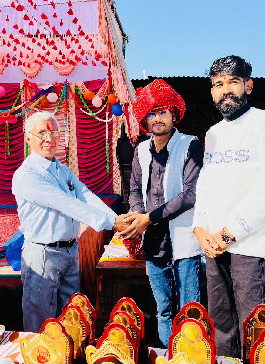 tanujsangar94's tweet photo. 76वें गणतंत्र दिवस की हार्दिक शुभकामनाएँ।

📍जामडौली विद्यापीठ माध्यमिक विद्यालय, निवाई राजस्थान 
#tanujsangarbjp #PRODknmu #BJP #India #Bharat #76 #Chharra #Newai #Rajasthan #Youth #Progrma https://t.co/QI0P7ZVWIp