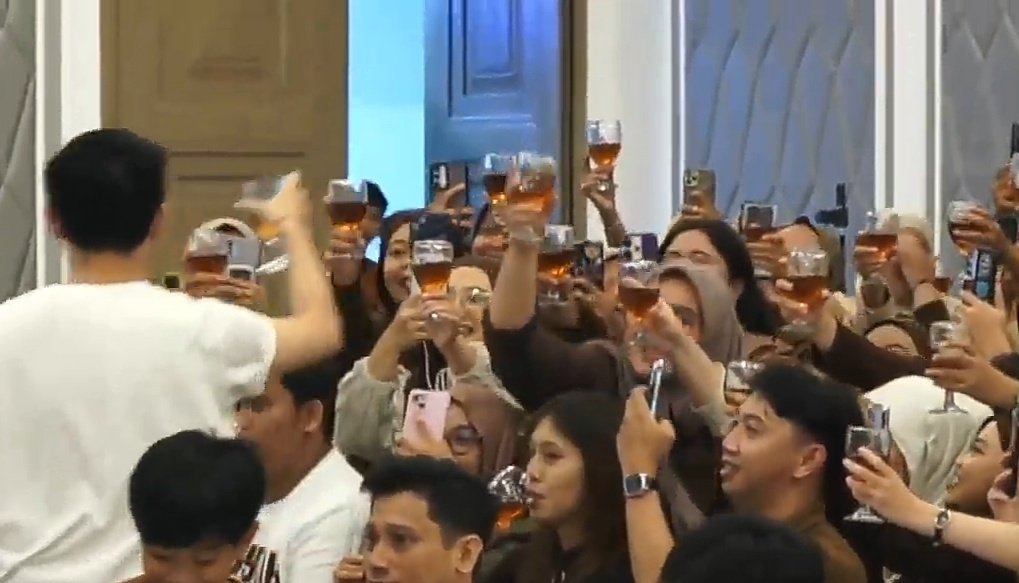 dumprit_'s tweet photo. cheers to for all freedom 🥂🤩 https://t.co/thjdaxOKEb