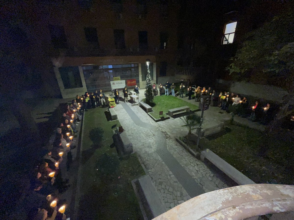 formicheumane's tweet photo. Alla Sapienza la cerimonia in ricordo di Giulio Regeni molto partecipata ed emozionante. Con @ADIPhD @udu_sind Roma e @Artventuno, letture, ricordi e torce per illuminare il cammino di verità e giustizia. 

#ondagialla #veritaperGiulioRegeni https://t.co/bf948fKswP