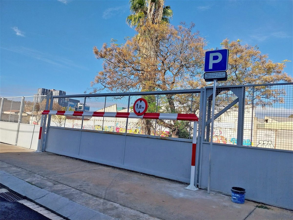 👚👞📻 'Mercadillo' de #laMarina #ZonaFranca

Cada diumenge trobareu 230 parades de roba, calçat, paraments de casa…
📍 als carrers Ferrocarrils Catalans i MD Port
🕘 9-14 h

🚘🛵 Aparcament de més de 300 places
📍 al carrer dels Motors
🕗 8-15 h

ℹ️ ja.cat/MercatZF