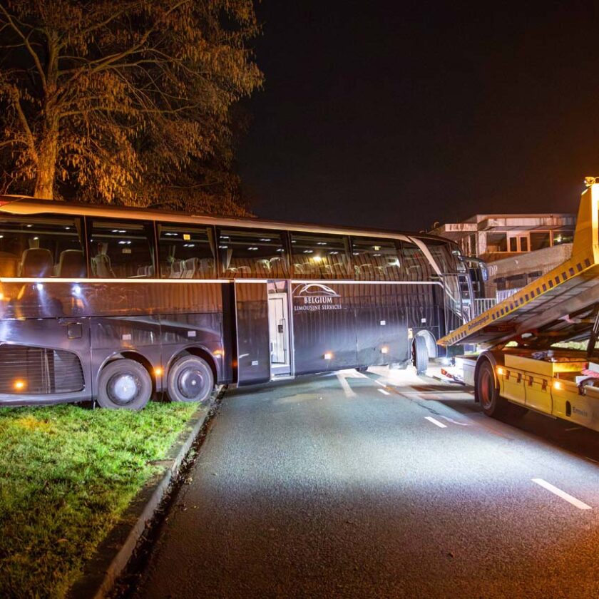 Touringcar vast op lijn busbaan in Almere Haven