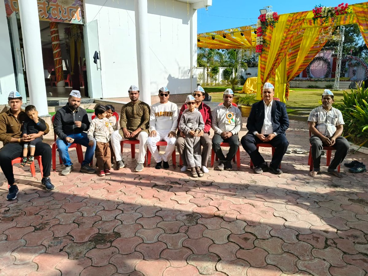 *ध्वजारोहण सम्पन्न*
आम आदमी पार्टी दमोह कार्यालय में ध्वजारोहण श्री <a href="/brajesh57200783/">brajesh choubey</a> जिला अध्यक्ष द्वारा सम्पन्न किया गया। 
तत्पश्चात् राष्ट्रगान के बाद मिष्ठान्न वितरण किया गया।
<a href="/AamAadmiParty/">AAP</a> <a href="/AAPMPOfficial/">AAP Madhya Pradesh</a> <a href="/AAPRaniAgrawal/">Rani Agrawal</a> <a href="/ArvindKejriwal/">Arvind Kejriwal</a>