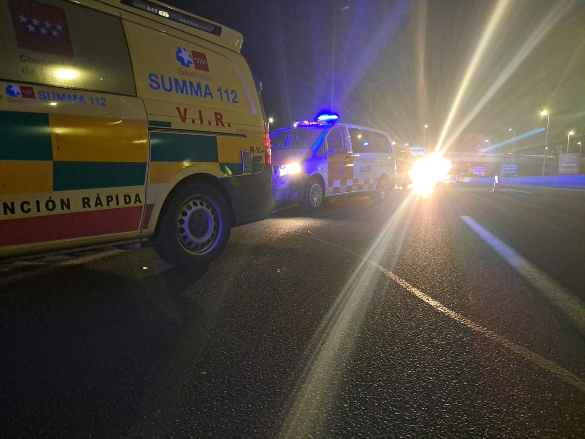 PCivilMeco's tweet photo. 📍#Meco Durante la noche de ayer, somos activados por SUMMA112 por accidente en la A2.
Colaboramos con SUMMA112 y Bomberos Comunidad de Madrid en labores sanitarias.
#lasprotescuentan 🧡
#lasprotescolaboran https://t.co/3cT3IHSBXn