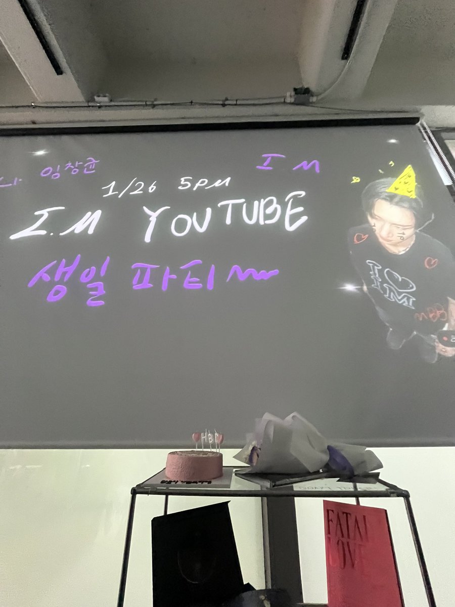 카페 헤르츠에서 생일라이브 상영중입니다!