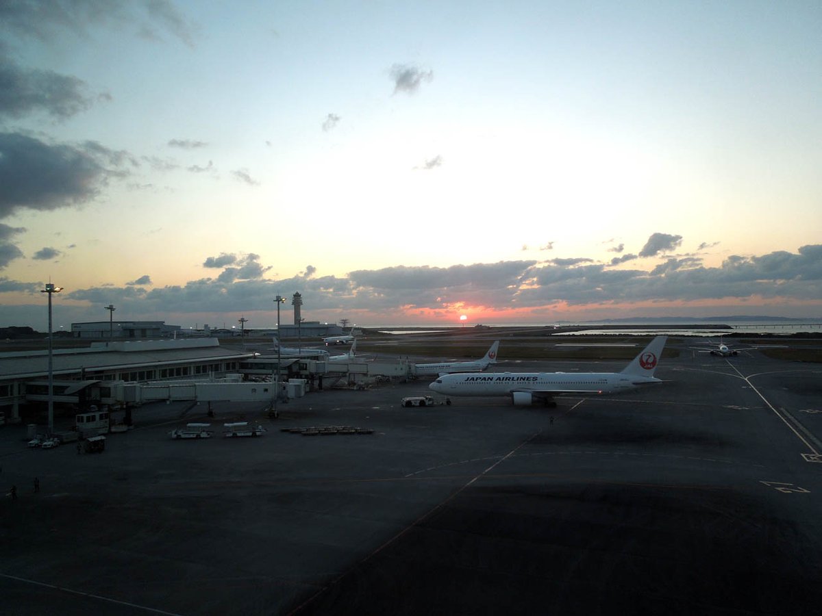 bcs758's tweet image. sunset を待つ 那覇空港です。
さて、この写真に JAL機は 何機 写っているでしょうか、、、(fin だけの機体とJTAも含む)
一番右 (北) の Taxiway の一機が微妙ですが、現在地とスポットの状況で楽勝でしょう。 正解しても賞品はありません(笑)
#jal #jta #日本航空